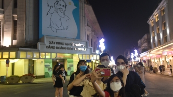 Du khách hứng khởi trở lại phố đi bộ Hồ Gươm sau một năm "đóng băng"