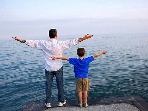 Cha là tình yêu đầu của con gái và là người hùng đầu tiên với con trai 5334 father and son bocontraiinfonetvn