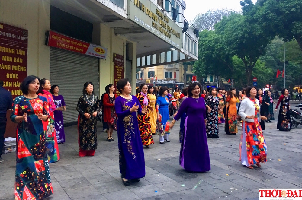 Phố đi bộ Hà Nội rộn ràng không khí Tết trong sáng ngày đầu tiên bước vào thập niên mới pho di bo ha noi ron rang khong khi tet trong sang ngay dau tien buoc vao thap nien moi