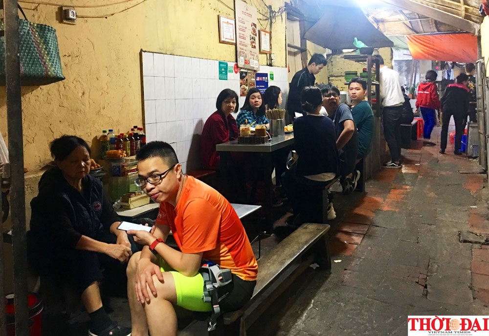 Phố đi bộ Hà Nội rộn ràng không khí Tết trong sáng ngày đầu tiên bước vào thập niên mới pho di bo ha noi ron rang khong khi tet trong sang ngay dau tien buoc vao thap nien moi