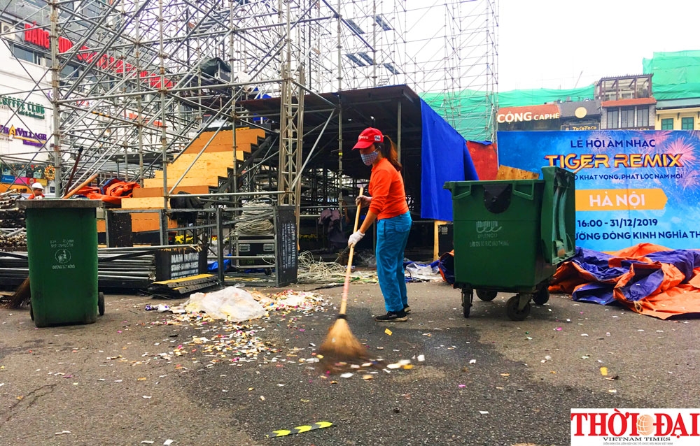 Phố đi bộ Hà Nội rộn ràng không khí Tết trong sáng ngày đầu tiên bước vào thập niên mới pho di bo ha noi ron rang khong khi tet trong sang ngay dau tien buoc vao thap nien moi