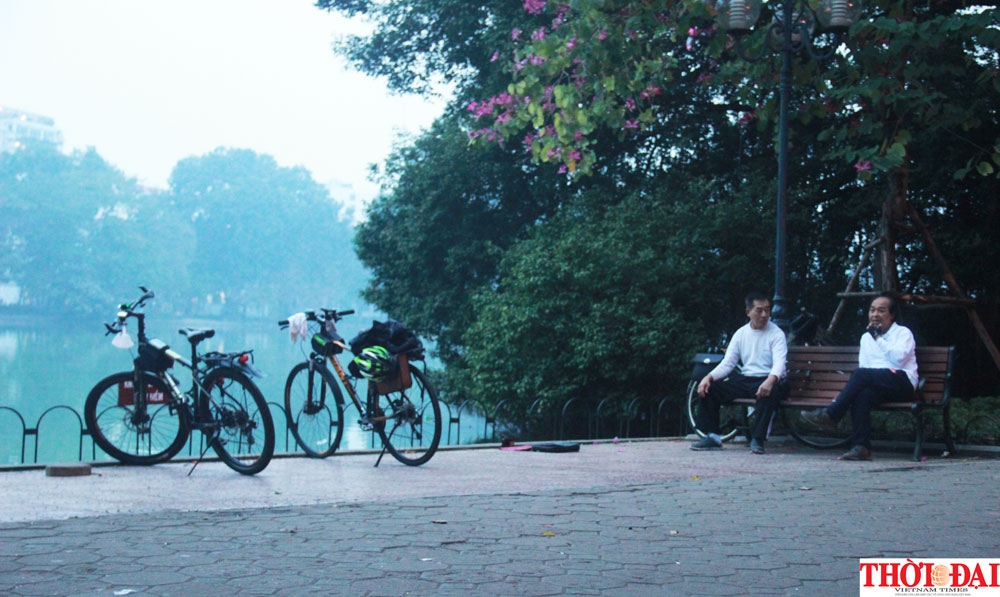 Phố đi bộ Hà Nội rộn ràng không khí Tết trong sáng ngày đầu tiên bước vào thập niên mới pho di bo ha noi ron rang khong khi tet trong sang ngay dau tien buoc vao thap nien moi