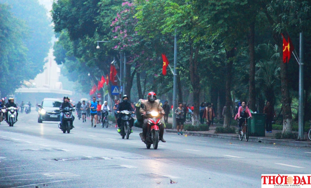 Phố đi bộ Hà Nội rộn ràng không khí Tết trong sáng ngày đầu tiên bước vào thập niên mới pho di bo ha noi ron rang khong khi tet trong sang ngay dau tien buoc vao thap nien moi