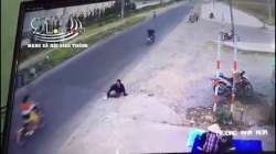video nu nhan vien xinh dep linh tron cu tat troi giang cua nam khach hang trong shop dien thoai