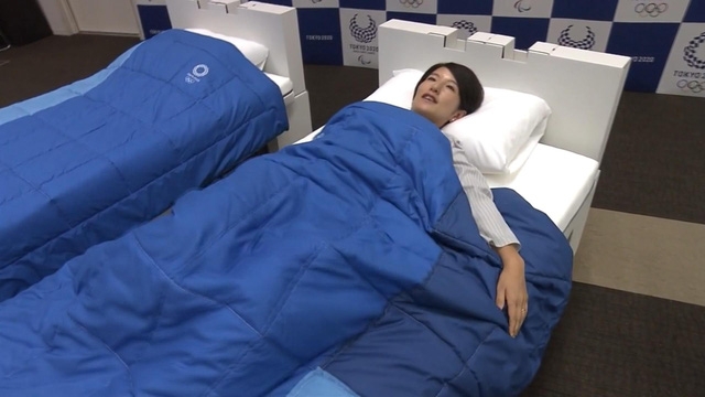 olympic 2020 van dong vien ngu tren giuong lam tu bia carton