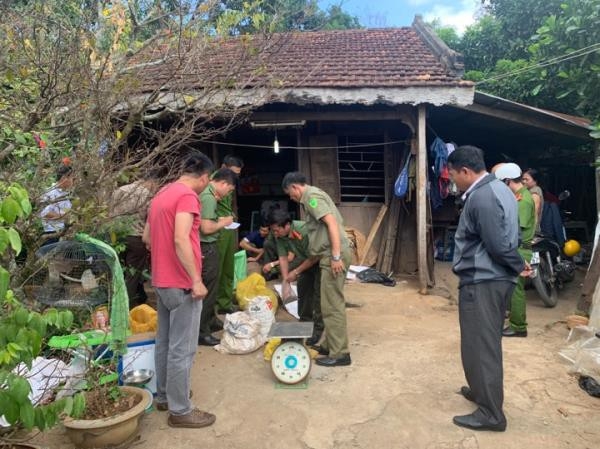 Đắk Lắk: Tạm giữ người chuyên cưa bom mìn lấy thuốc nổ đem bán dak lak tam giu nguoi chuyen cua bom min lay thuoc no dem ban