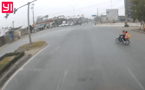 video ten trom vao nha lay cap 3 thung bia chu nha phat hien truy duoi rao riet