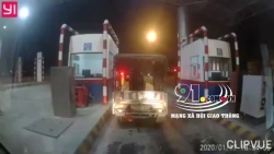 video xe cuu hoa hu coi xe tai van gia diec quyet khong nhuong duong