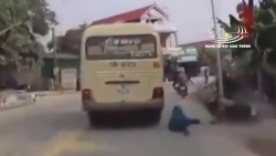 video vuot au voi toc do xe gio nam thanh nien bi xe ben can nat dui