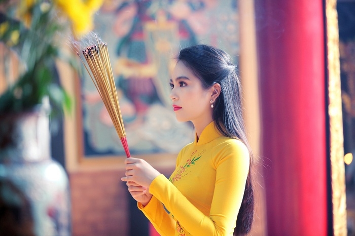 Mùng 1 Tết nên mặc đồ màu gì để vừa hợp mốt lại may mắn cả năm? mung 1 tet nen mac do mau gi de vua hop mot lai may man ca nam