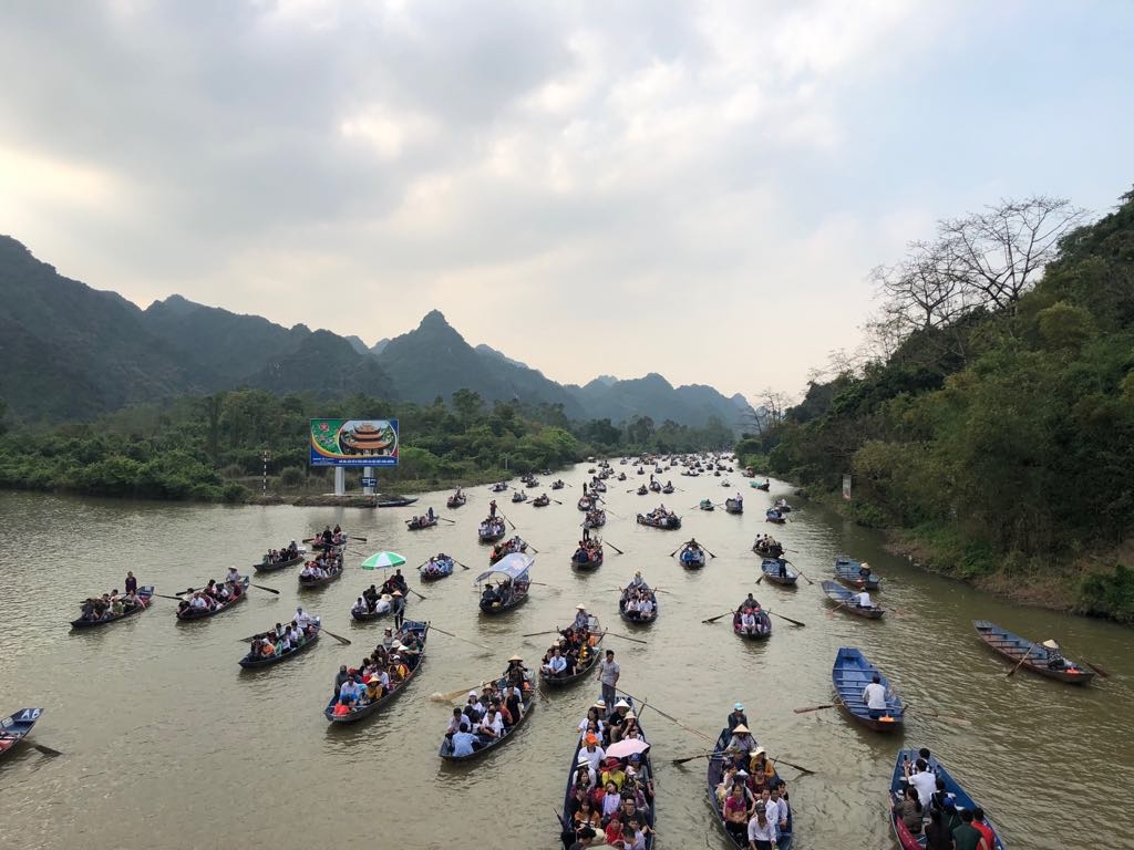 Vãn cảnh chùa Tết: Đầu năm đi chùa Hương cầu gì để không bất kính? van canh chua tet dau nam di chua huong cau gi de khong bat kinh