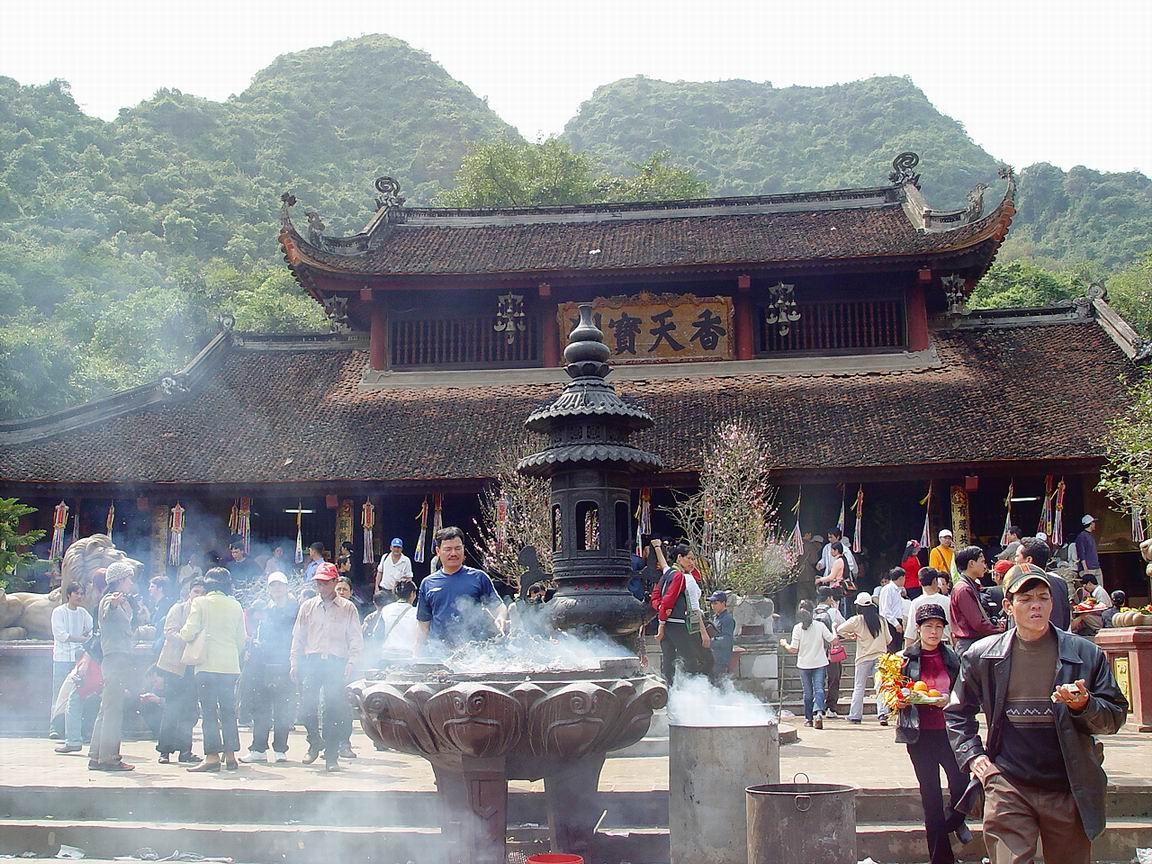 Vãn cảnh chùa Tết: Đầu năm đi chùa Hương cầu gì để không bất kính? van canh chua tet dau nam di chua huong cau gi de khong bat kinh