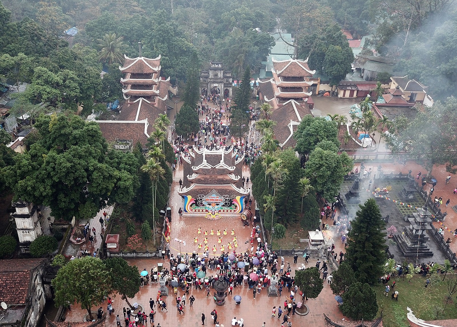 Vãn cảnh chùa Tết: Đầu năm đi chùa Hương cầu gì để không bất kính? van canh chua tet dau nam di chua huong cau gi de khong bat kinh