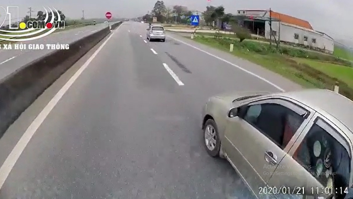 video bac si ngat ngay tren ban mo vi lam viec lien tuc 17 tieng dong ho