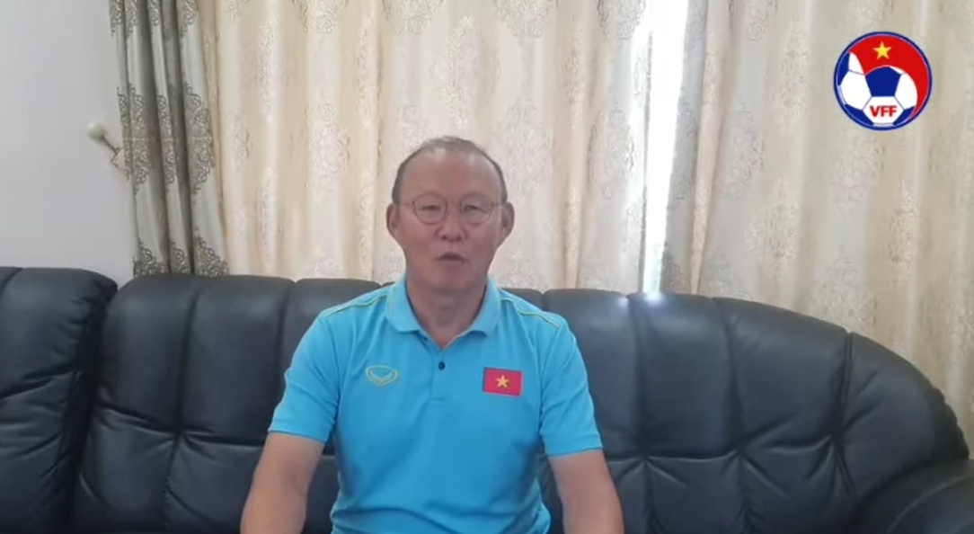 video bac si ngat ngay tren ban mo vi lam viec lien tuc 17 tieng dong ho