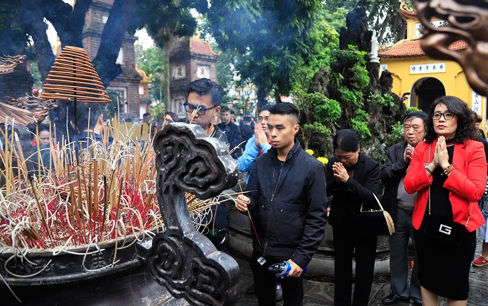Người dân Hà Nội, TP Hồ Chí Minh chen chân đi chùa cầu may Tết Nguyên đán nguoi dan ha noi tp ho chi minh chen chan di chua cau may tet nguyen dan