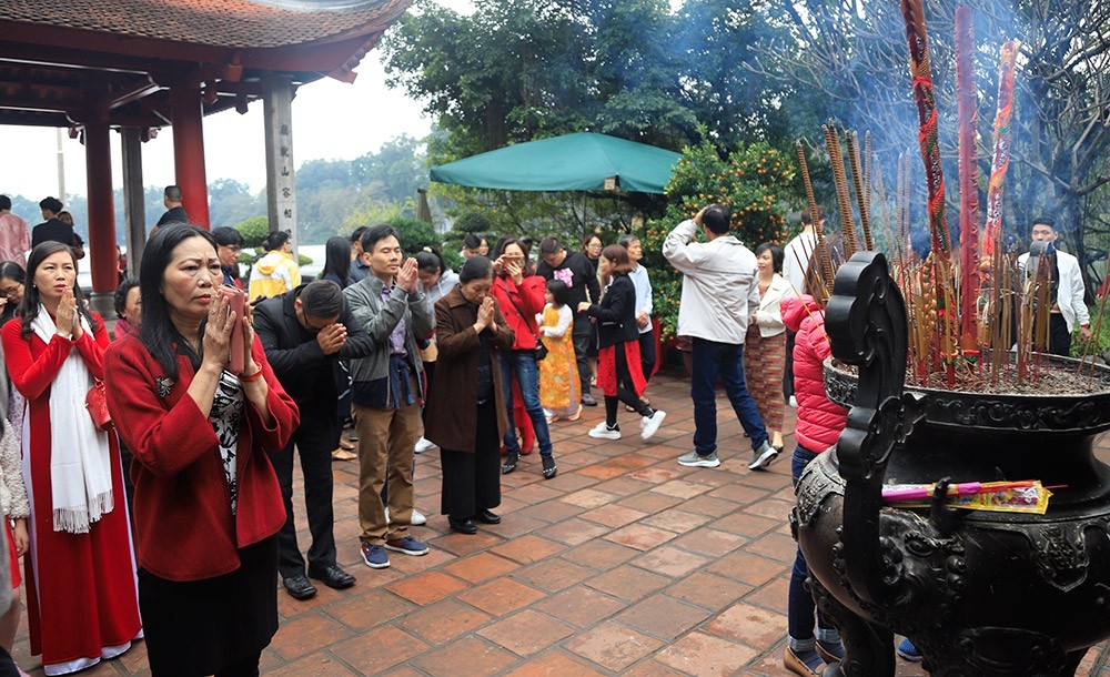 Người dân Hà Nội, TP Hồ Chí Minh chen chân đi chùa cầu may Tết Nguyên đán nguoi dan ha noi tp ho chi minh chen chan di chua cau may tet nguyen dan
