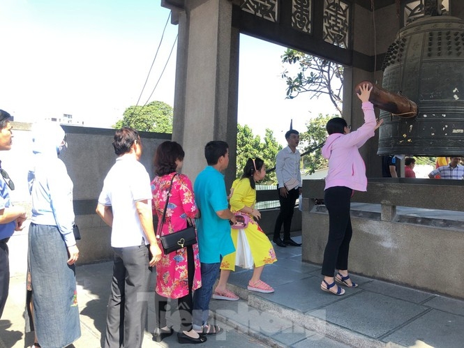 Người dân Hà Nội, TP Hồ Chí Minh chen chân đi chùa cầu may Tết Nguyên đán nguoi dan ha noi tp ho chi minh chen chan di chua cau may tet nguyen dan