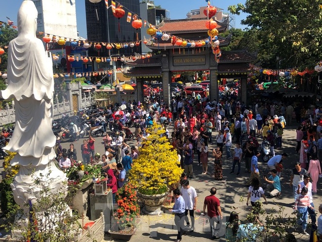 Người dân Hà Nội, TP Hồ Chí Minh chen chân đi chùa cầu may Tết Nguyên đán nguoi dan ha noi tp ho chi minh chen chan di chua cau may tet nguyen dan