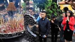 nguoi dan ha noi chen chuc den nghet tho di chua dau nam