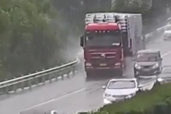 video xe dua ban khoi duong o van toc 180kmh
