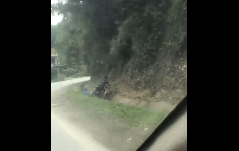 video thot tim canh xe dap dot ngot sang duong ngay truoc mui o to