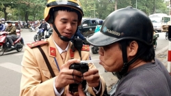 ha noi nam thanh nien cho ban gai vuot den do tong thang vao csgt