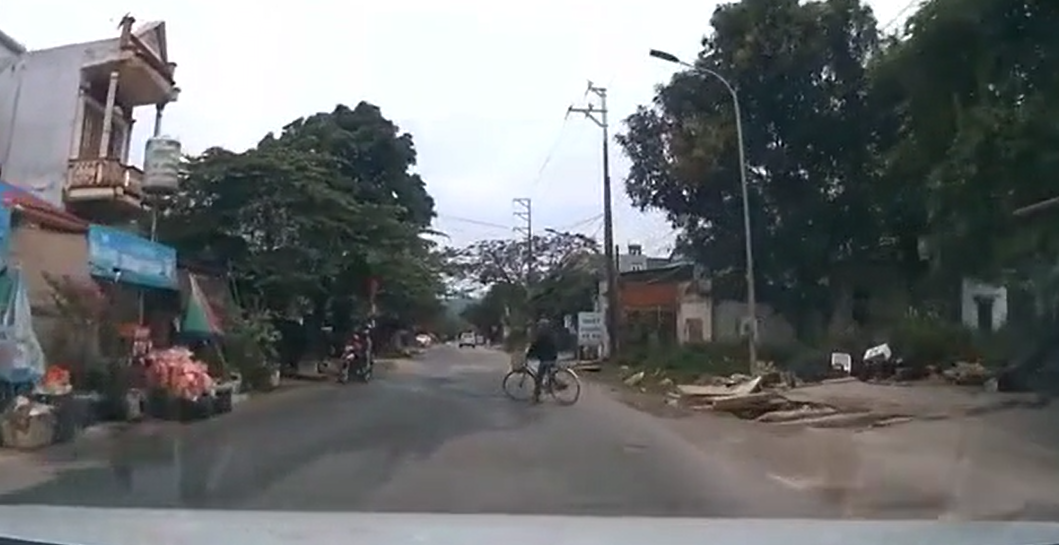 video xe 7 cho lao voi sang duong khien container phanh chay lop va cai ket dang
