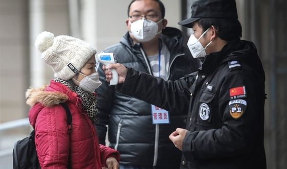 bo y te nguoi bi sot ho va kho tho nen di xet nghiem virus corona