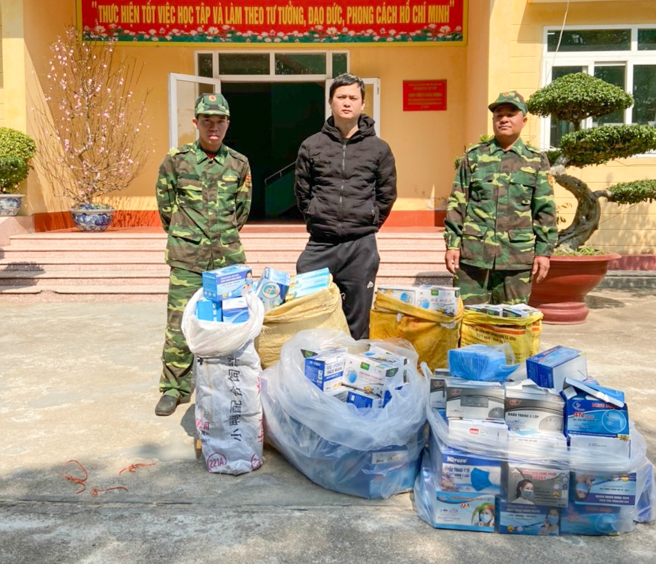 Quảng Ninh: Bắt người đàn ông xuất lậu gần 9.000 khẩu trang y tế quang ninh bat nguoi xuat lau gan 9000 khau trang y te sang bien gioi