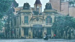bau troi ha noi bong chuyen toi den mua nhu trut nuoc