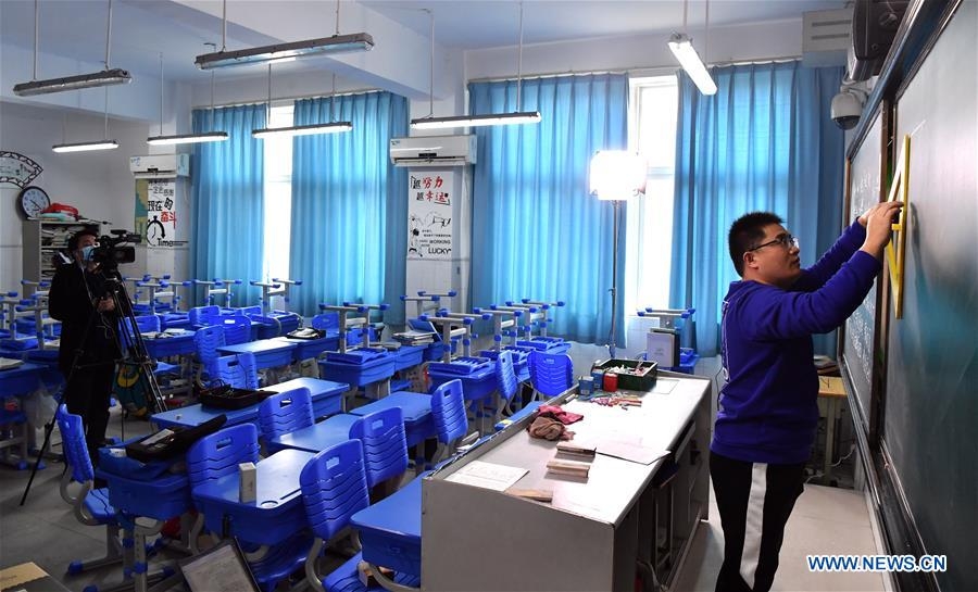 trung quoc truong hoc dong cua vi virus corona giao vien day hoc qua mang