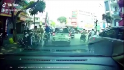 video thot tim canh taxi ngang nhien chay nguoc chieu tren cau nhat tan