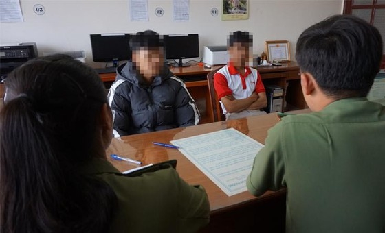 5 hoc sinh bi trieu tap vi lam gia phieu xet nghiem duong tinh virus corona