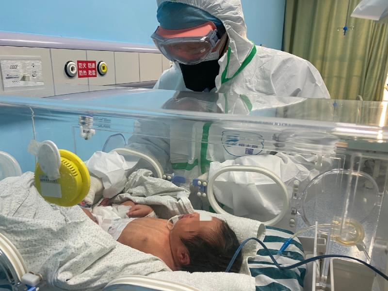 Vừa chào đời được 30 tiếng, bé sơ sinh đã dương tính virus corona vua chao doi duoc 30 tieng be so sinh da duong tinh virus corona