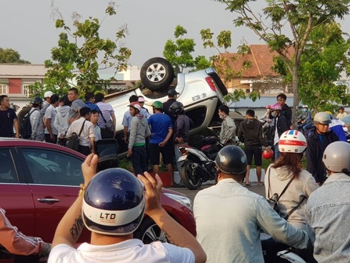 TP Hồ Chí Minh: Tông vào xe tải, xe bán tải 'phơi bụng' trên cao tốc tp ho chi minh tong vao xe tai xe ban tai phoi bung tren cao toc