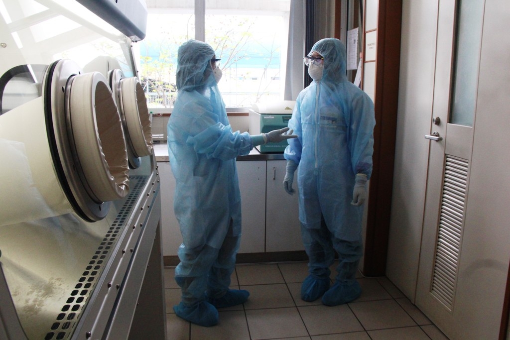 Cận cảnh khu xét nghiệm virus corona ở Bệnh viện Trung ương Huế can canh khu xet nghiem virus corona o benh vien trung uong hue