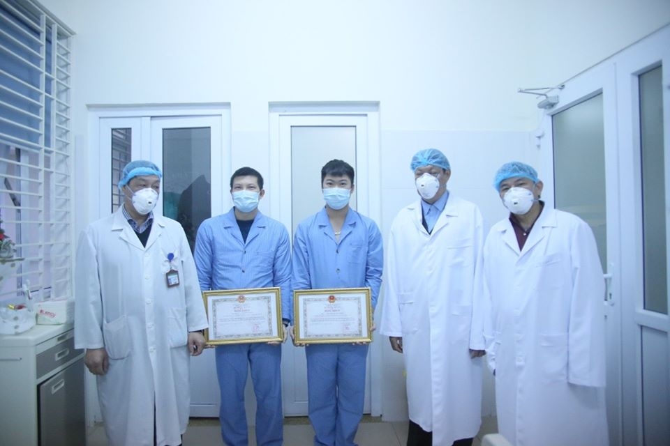 Bộ Y tế trao bằng khen cho các bác sĩ đón 30 công dân Việt Nam về từ Vũ Hán bo y te khen thuong cac bac si don 30 cong dan viet nam ve tu vu han