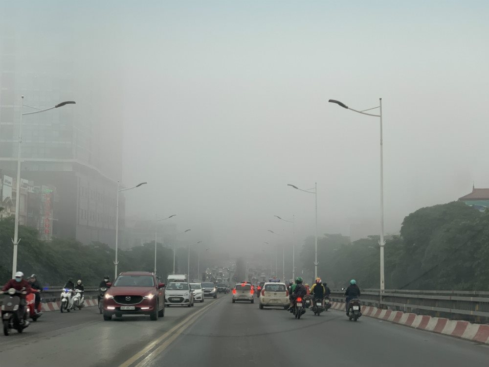 Sắp đón không khí lạnh, Hà Nội lại chìm trong sương mù trắng xóa sap don khong khi lanh ha noi lai chim trong suong mu trang xoa