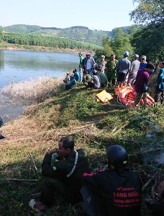 thua thien hue lat thuyen cho 12 nguoi 3 nguoi mat tich