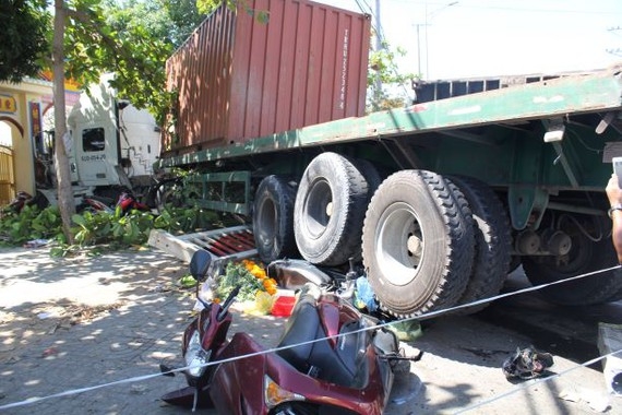 Vũng Tàu: Xe container đâm liên hoàn xe máy, nhiều người bị thương vung tau xe container dam lien hoan xe may nhieu nguoi bi thuong