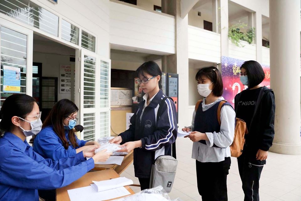 Sinh viên Hà Nội đến trường ngày đầu tiên sau nghỉ dịch Covid-19 sinh vien ha noi den truong ngay dau tien sau nghi dich covid 19