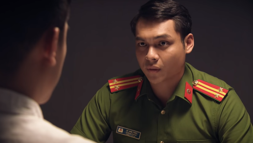 sinh tu tap 79 le hoang khai duong day quan chuc giup minh bo tron sang lao