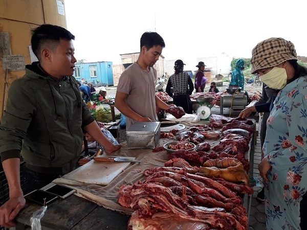 Hà Nội: Thịt, rau lại đầy ắp các chợ, siêu thị ha noi thit rau lai day ap cac cho sieu thi sau mot ngay chay hang vi covid 19