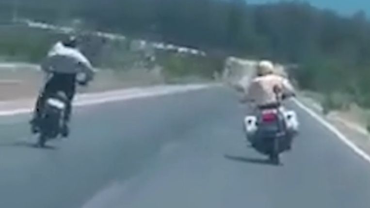video nam thanh nien di xe may dung chan day o to giua pho ha noi