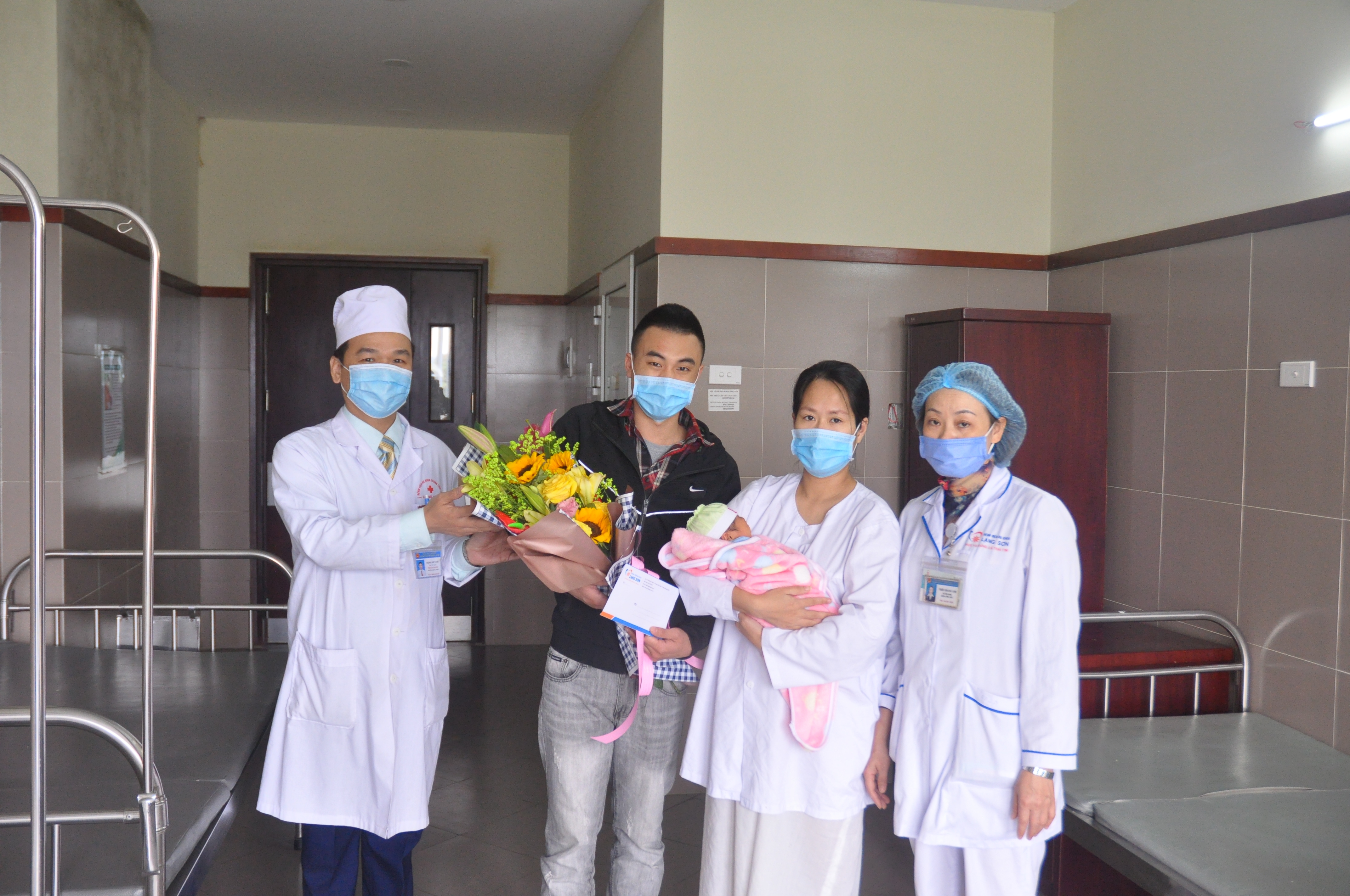 Lạng Sơn: Mẹ con bé gái chào đời trong khu cách ly Covid-19 được xuất viện lang son me con be gai chao doi trong khu cach ly covid 19 duoc xuat vien