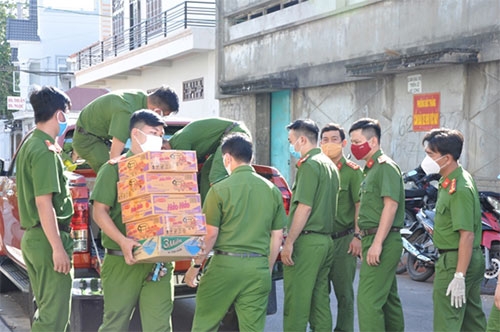 binh thuan nguoi dan khu cach ly covid 19 duoc phat thuc pham tai nha