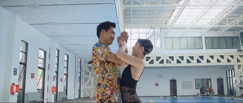 Nhà trọ Balanha: Xuân Nghị “xịt máu mũi” vì được cô giáo cầm tay dạy học bơi nha tro balanha xuan nghi xit mau mui vi duoc co giao cam tay day hoc boi