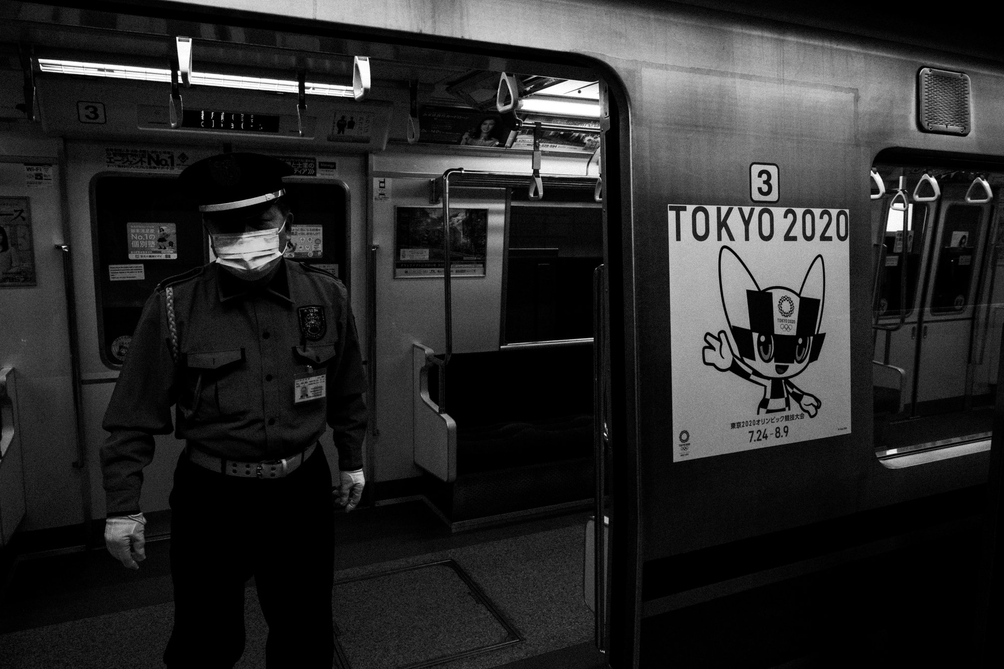 covid 19 tokyo bat on trong hai mau den trang