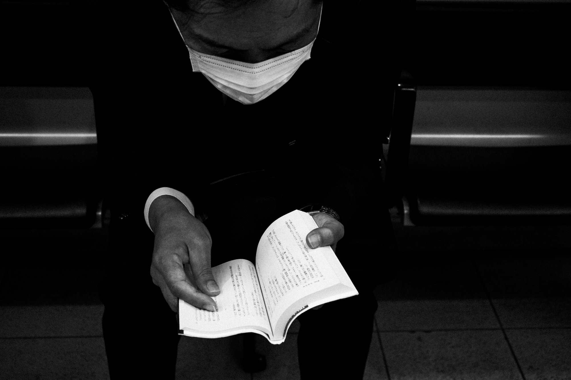covid 19 tokyo bat on trong hai mau den trang